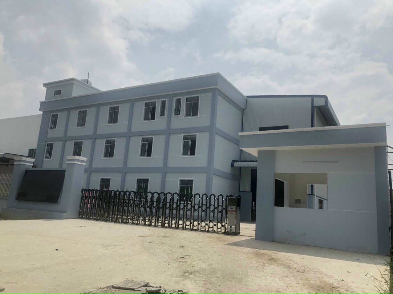 Bán nhà xưởng mới xây chưa qua sử dụng 6300m2 KCN Đức Hòa Long An