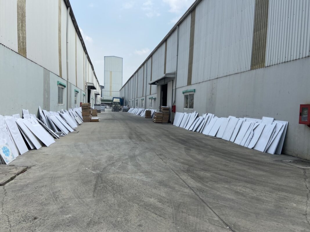 Cho thuê nhà xưởng 2700m2/ KV 5000m2 trong KCN Tân Đô, Long An.