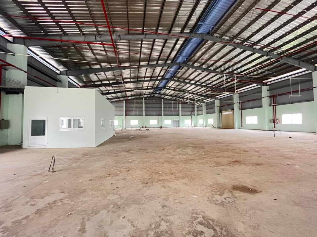 Cho thuê kho xưởng 2.150 m2 trong Khu công nghiệp Đức Hoà, Long An.