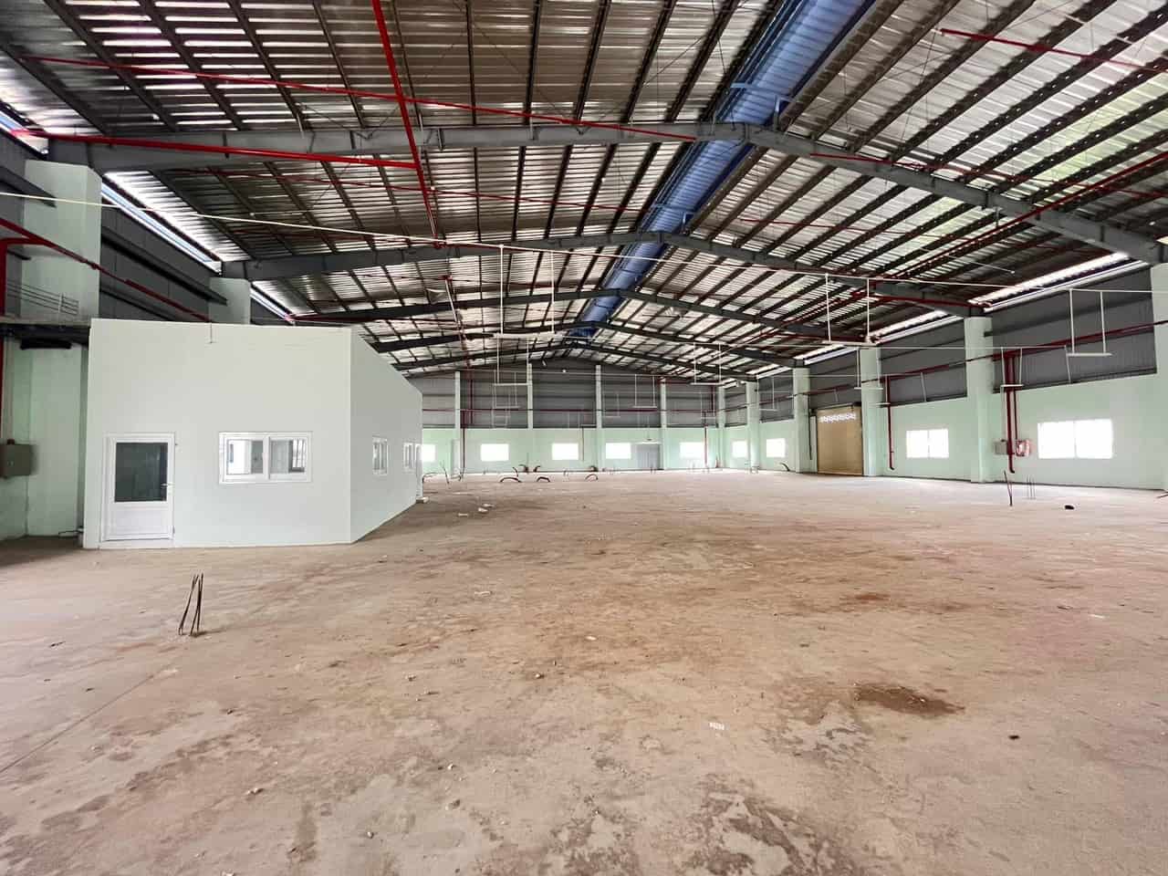 Cho thuê kho xưởng 2.150 m2 trong Khu công nghiệp Đức Hoà, Long An.