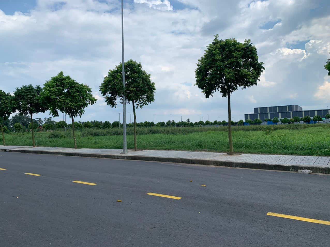 Bán 82,000 m2 đất công nghiệp 3 mặt tiền trong KCN Mỹ Phước 3, Bến Cát, Bình Dương