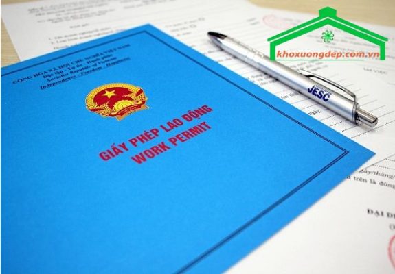 Khi hợp đồng lao động giữa người lao động nước ngoài và người sử dụng lao động chấm dứt, việc thu hồi giấy phép lao động và thẻ tạm trú là một thủ tục pháp lý bắt buộc