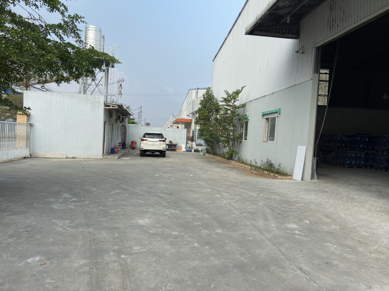 Cho thuê nhà xưởng 2700m2/ KV 5000m2 trong KCN Tân Đô, Long An.