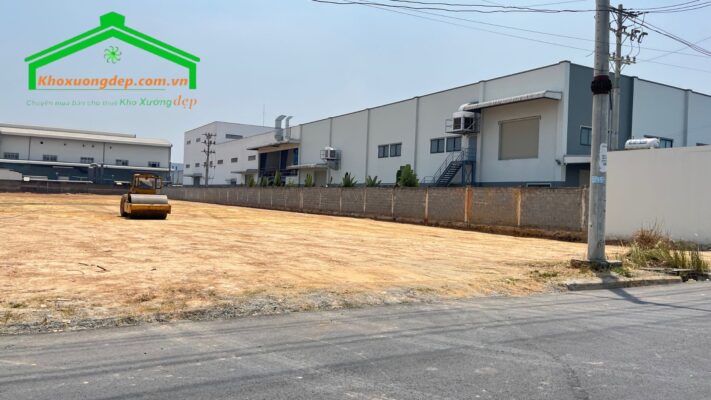 Đất bán tại kcn Thuận Đạo huyện Bến Lức gần Quốc Lộ 1A. Diện tích 1,3 - 3 hecta - 4,5 hecta - 5 hecta - 6 hecta . Đất thuê trả tiền thuế một lần hạn sử dụng đến năm 2061. Tỉ lệ xây dựng 65%. Vị trí gần các cảng nước sâu Bourbon Bến Lức, cảng Quốc Tế Long An, thuận tiện giao thông đường thủy, về miền Tây, miền Đông. Nhà xưởng cao, nền bê tông, xưởng mới, sân bãi rộng.