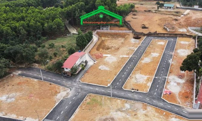 Phân lô bán nền là hoạt động phân chia quyền sử dụng đất (thường là đất ở) thành các lô đất nhỏ hơn, sau đó chuyển nhượng quyền sử dụng đất cho người mua để xây dựng nhà ở hoặc công trình khác.