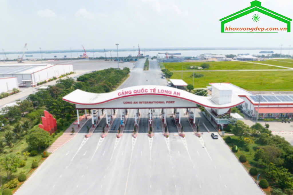 Cảng quốc tế Long An là vị trí nổi bật khi KCN Nam Tân Tập nằm gần, vận chuyển hàng hóa