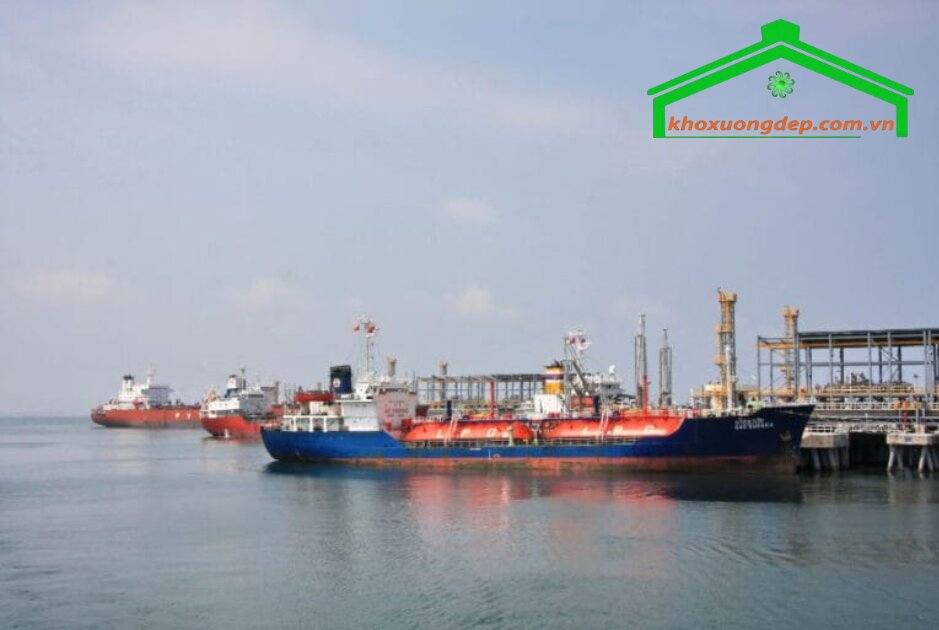 Bến cảng Đồng Tháp: Điểm đến chiến lược trên sông Tiền, sẵn sàng tiếp nhận hàng hóa và hành khách, góp phần thúc đẩy giao thương khu vực.