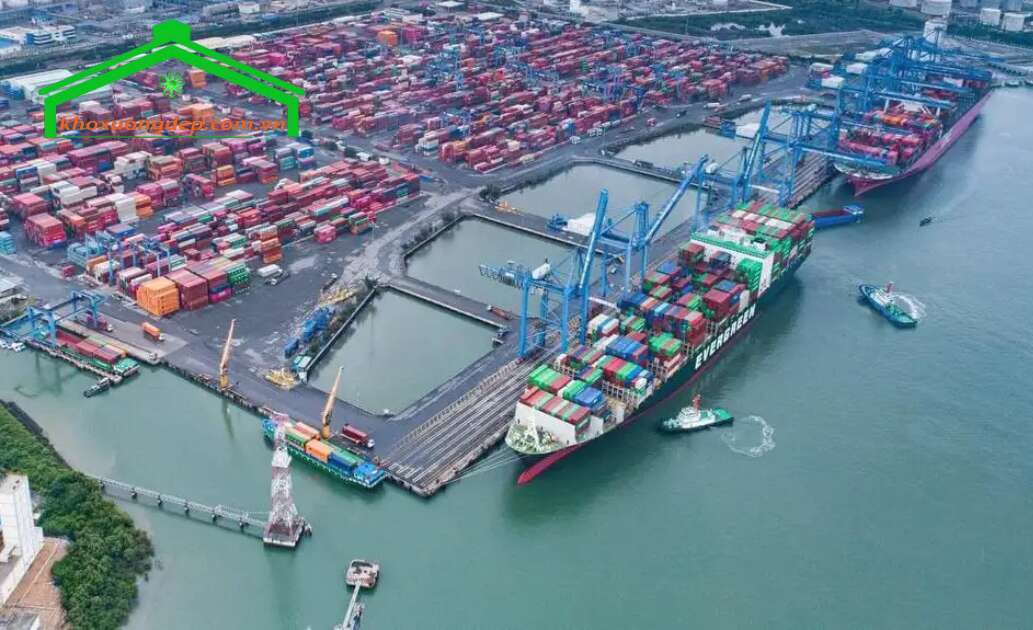 Với vị trí cửa ngõ ra Biển Đông, cảng Cần Giờ giữ vai trò trung chuyển hàng hóa quốc tế, góp phần đưa TPHCM mới vươn tầm logistics khu vực.