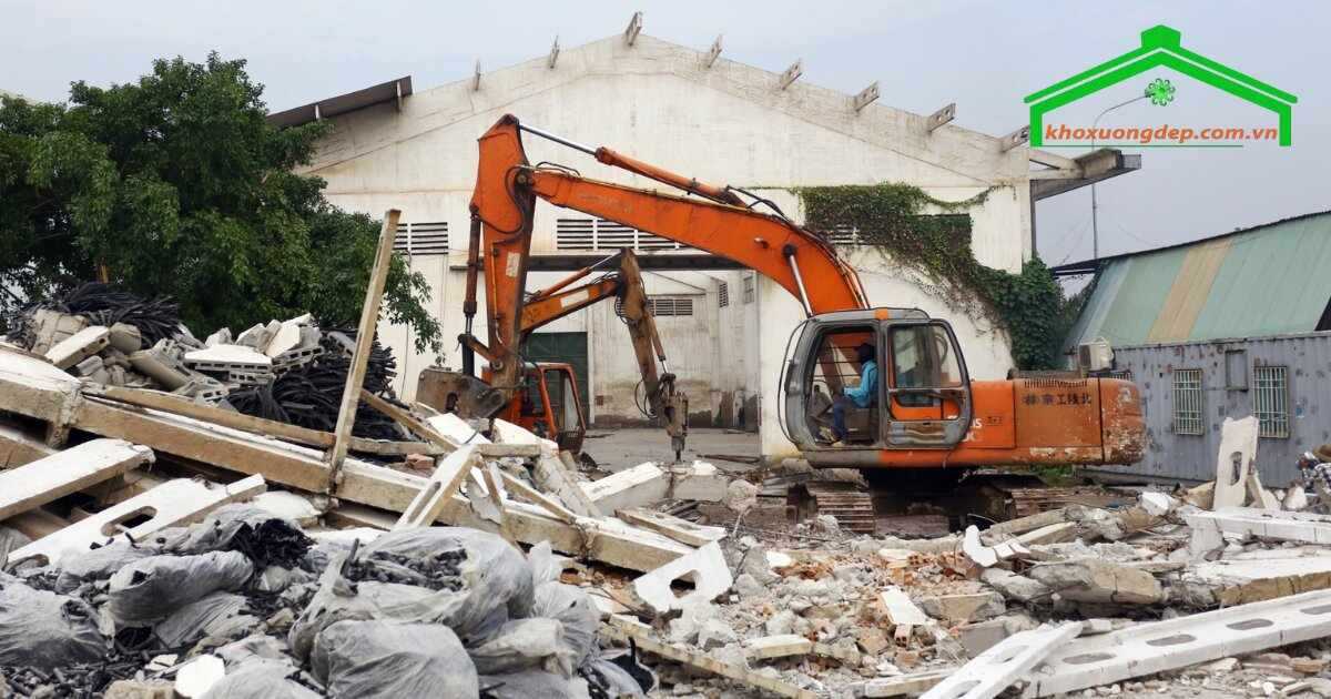 Công nhân và máy móc chuyên dụng có mặt từ sớm, làm việc khẩn trương để tháo dỡ từng phần công trình trong khu nhà xưởng.