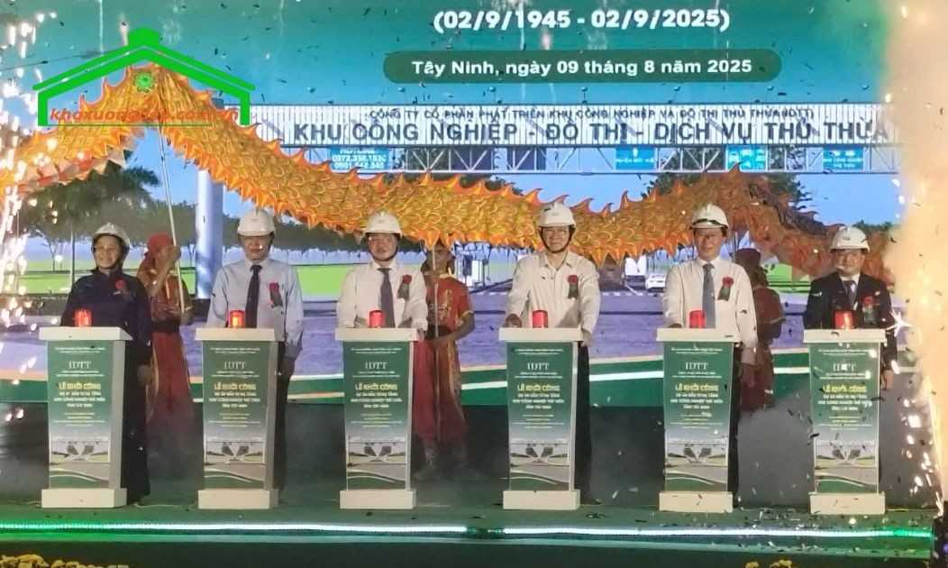Không khí trang trọng tại lễ khởi công Khu công nghiệp Thủ Thừa, đánh dấu bước phát triển mới cho vùng kinh tế phía Nam.