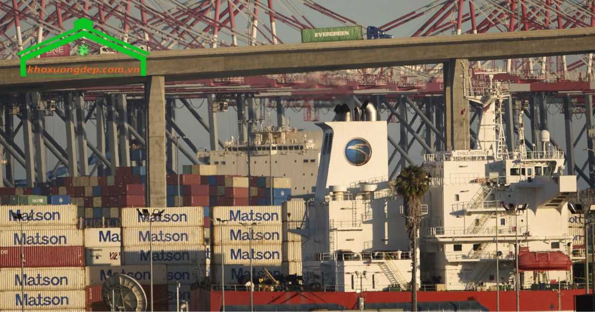 Ngày 31-7, tại nhà ga Matson thuộc cảng Long Beach (bang California, Mỹ), các container được xếp chồng lên nhau thành hàng dài.